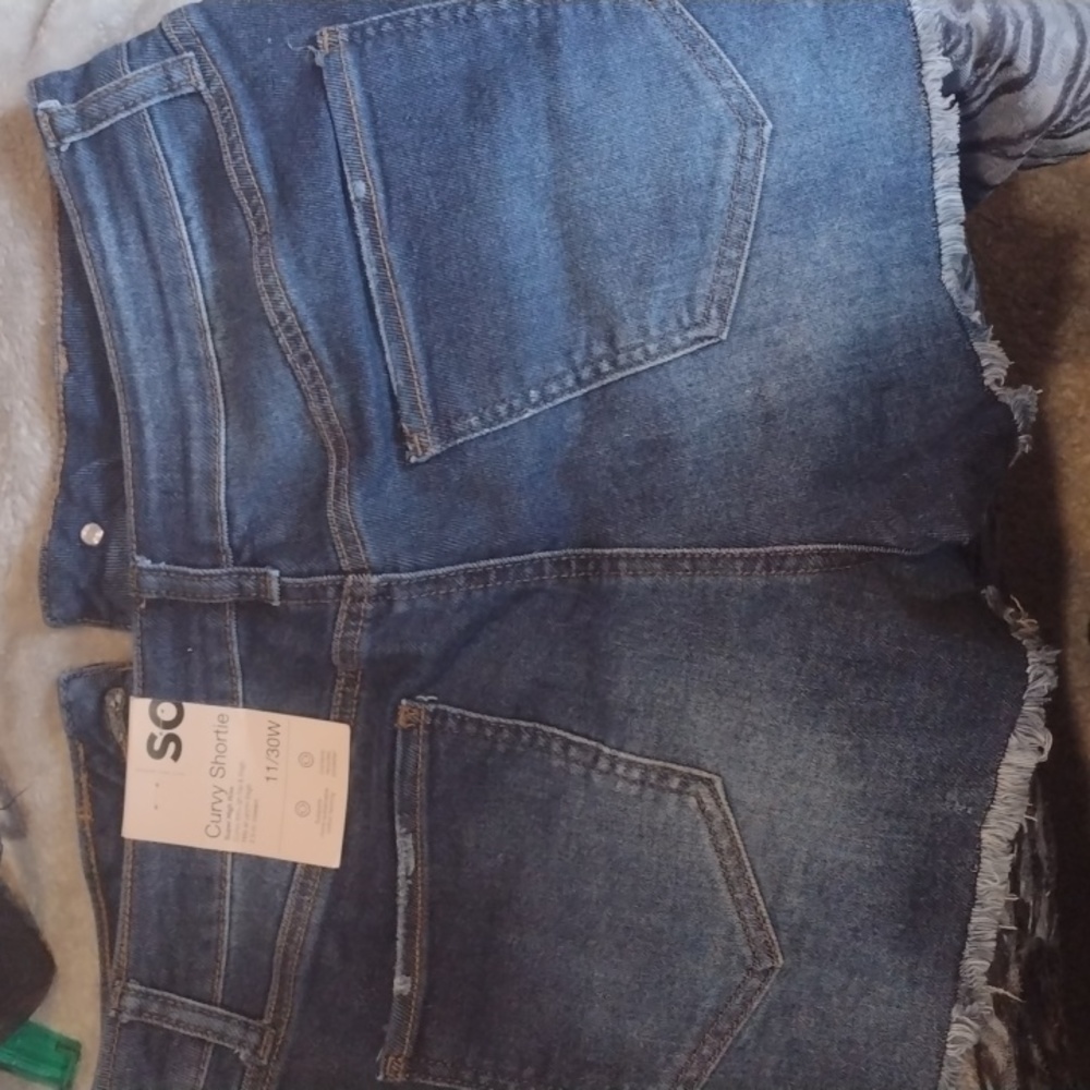 Shorts - Picture 2 of 3